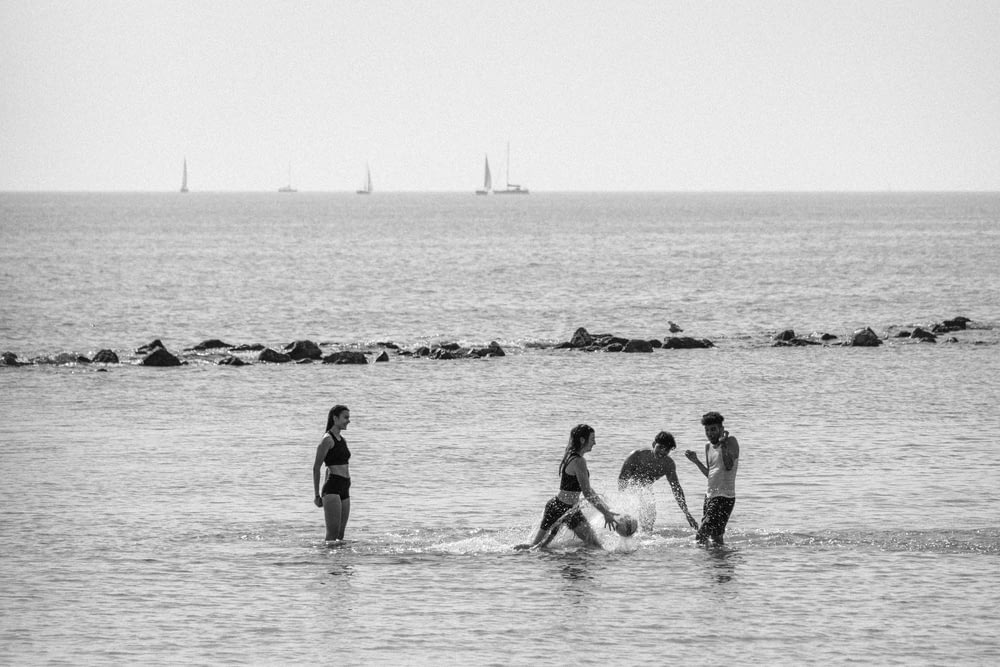 Un grupo de personas de pie en el agua