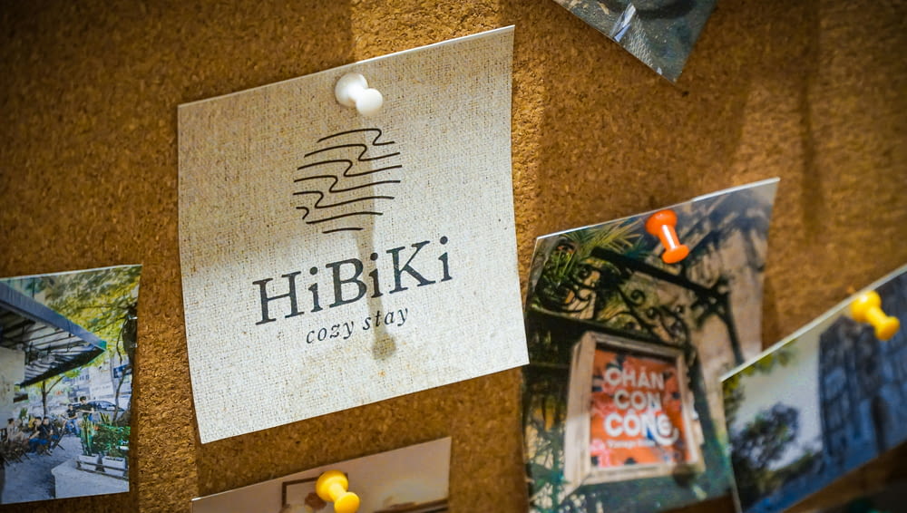 Un tablero de corcho con un letrero que dice hibiki