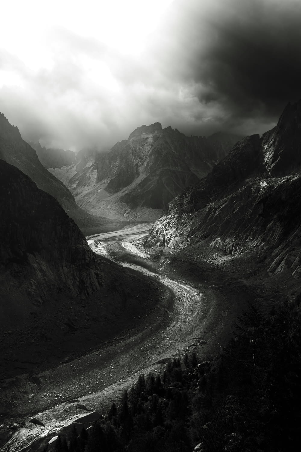 uma foto em preto e branco de um rio nas montanhas
