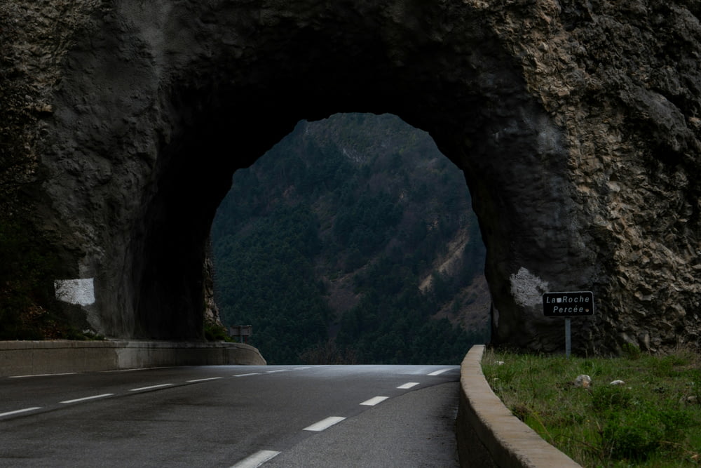 Un coche que circula por un túnel en una carretera