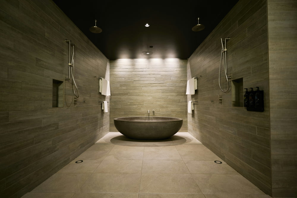 a bath room with a large bath tub