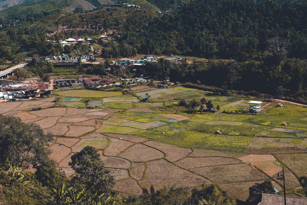 Luftaufnahme eines Dorfes, das von Bergen umgeben ist