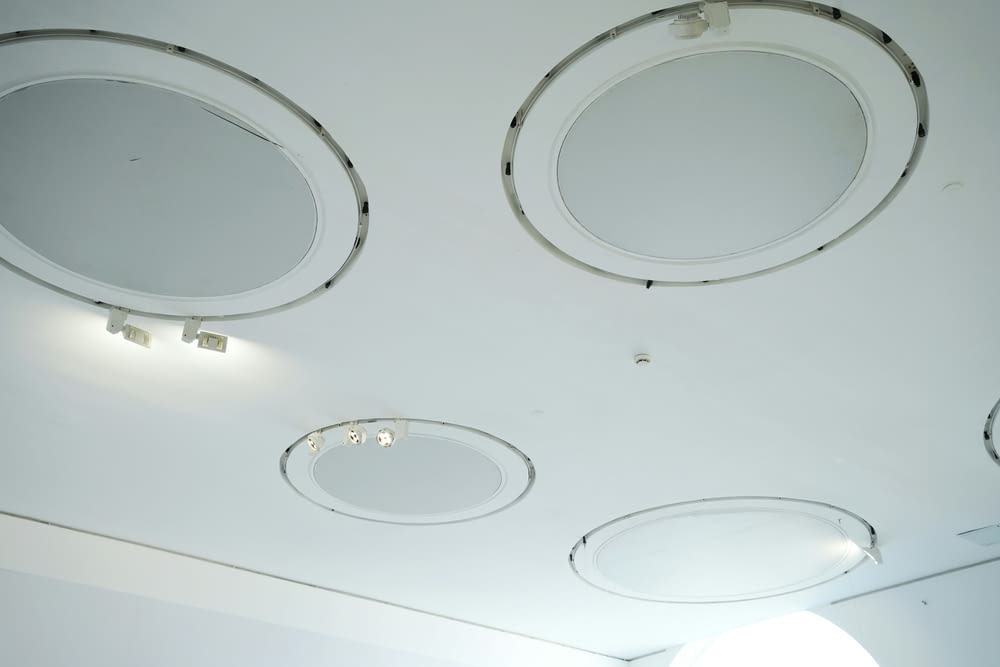 天井に丸い鏡が4つある白い部屋