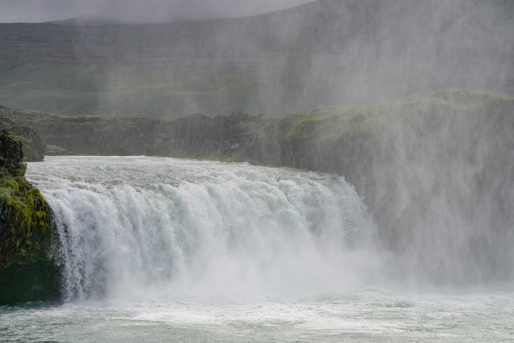 水が流れ出る大きな滝