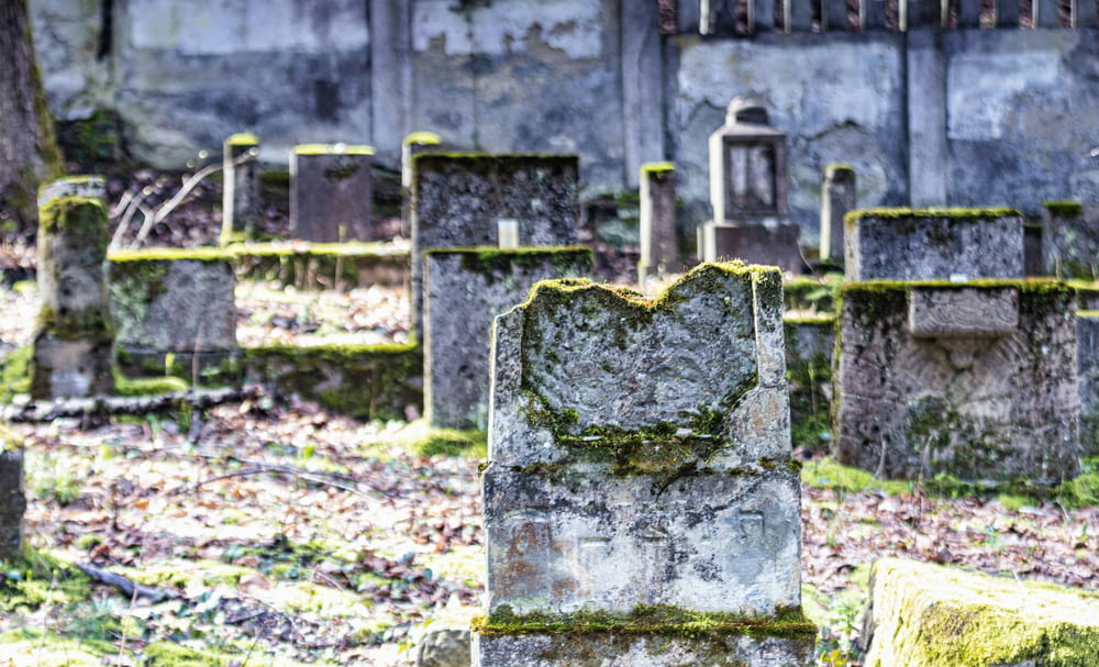 Un antiguo cementerio con musgo creciendo en las lápidas