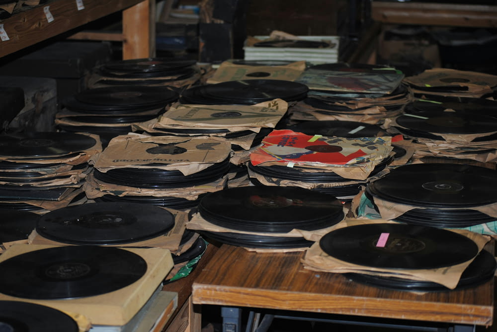 Una habitación llena de un montón de discos antiguos