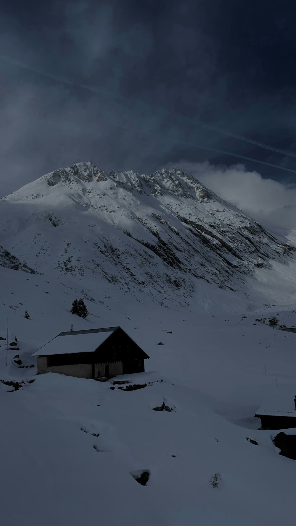 雪に覆われた山と前景に家
