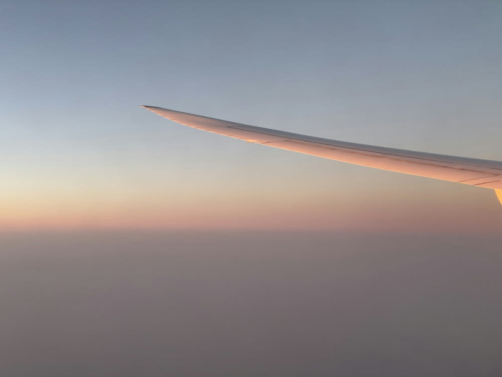 空に浮かぶ飛行機の翼の眺め