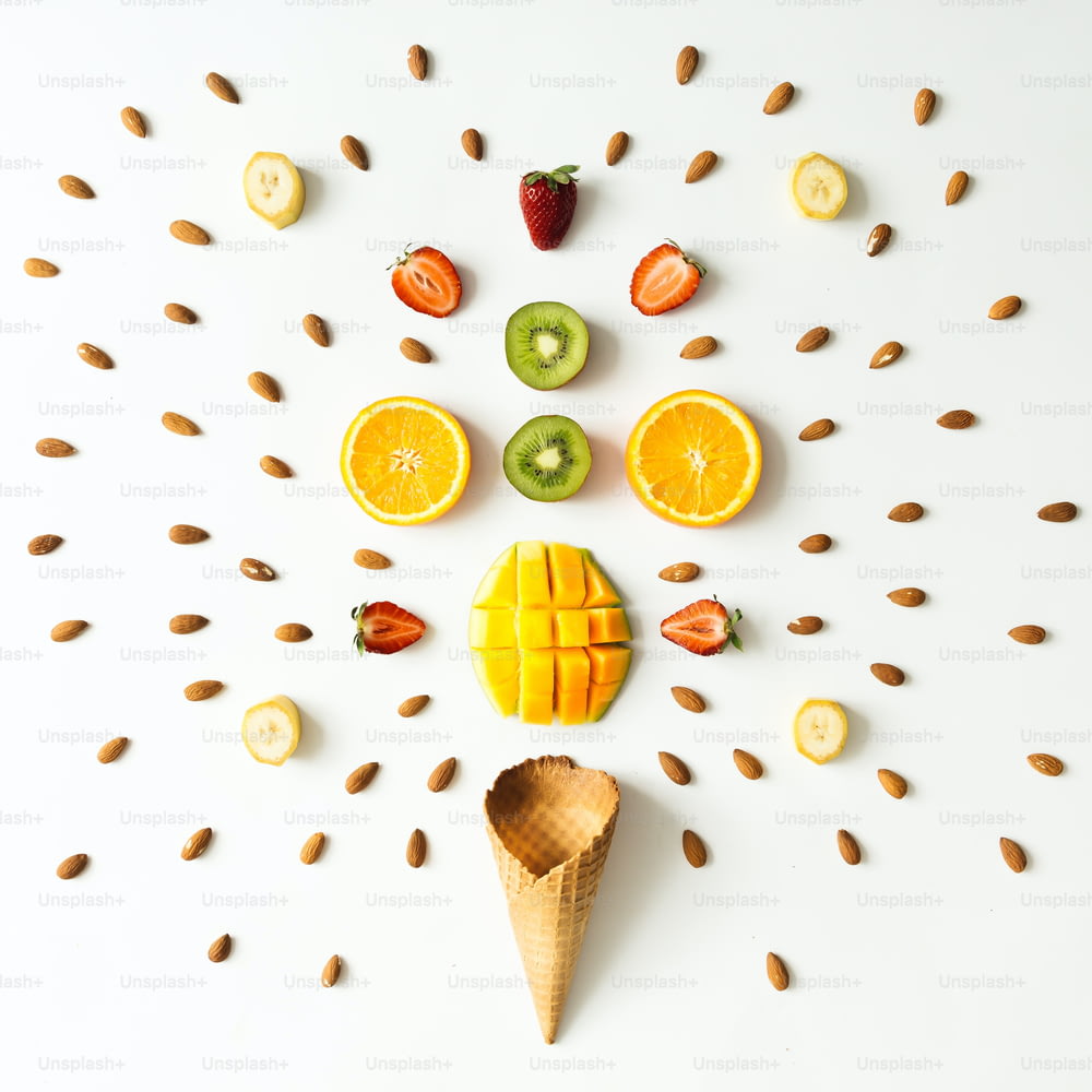 新鮮な果物、ナッツ、アイスクリームコーンのクリエイティブなレイアウト。フラットレイ。夏のコンセプト。