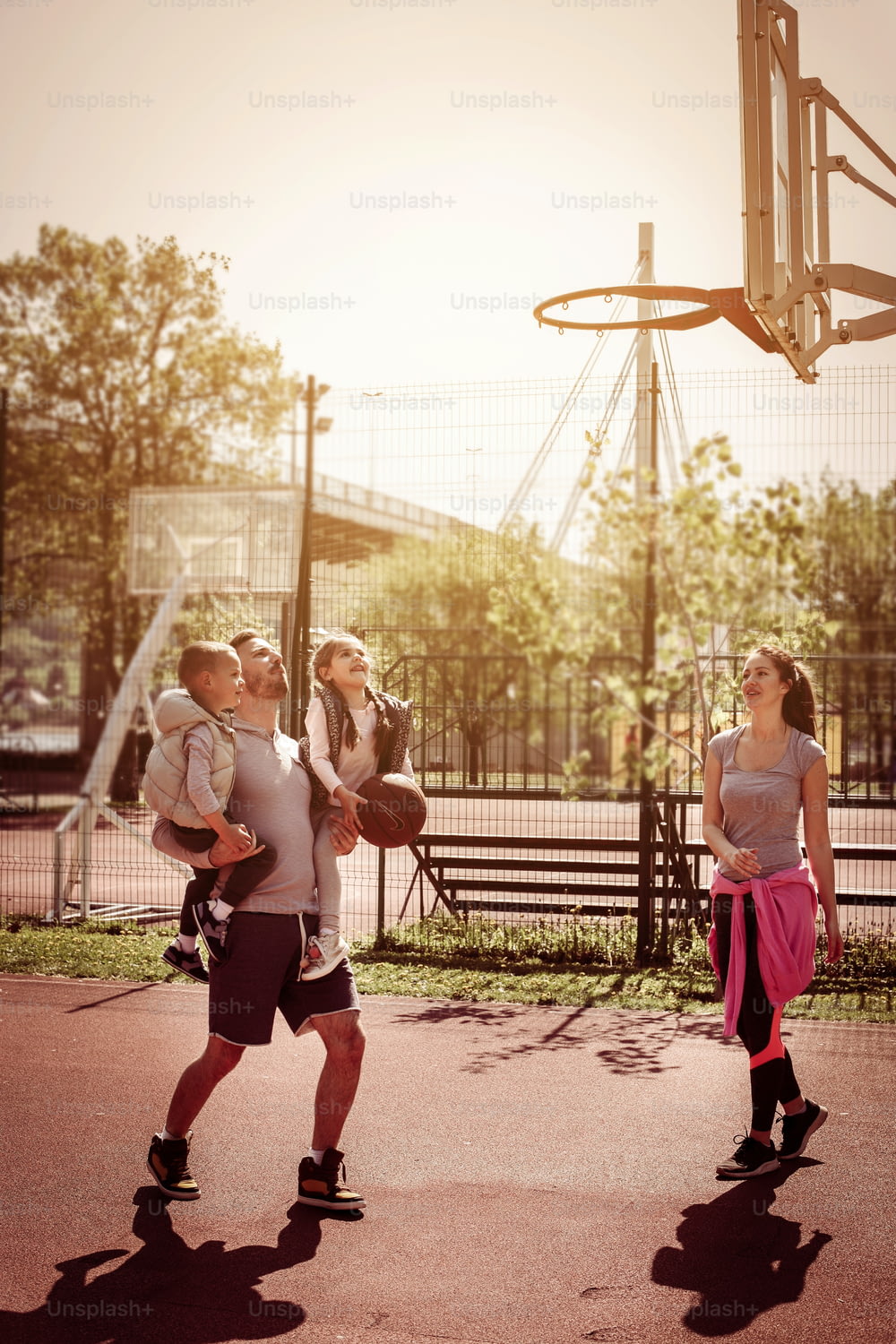 一緒にバスケットボールをしている白人の家族