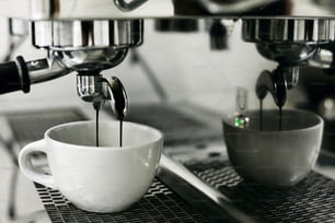 cafetière avec une tasse à café