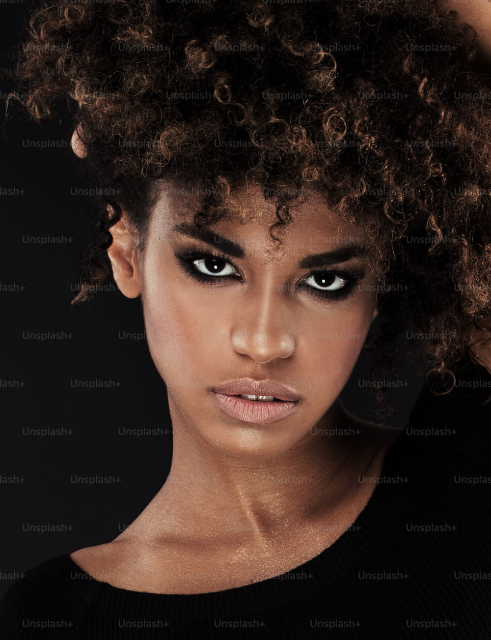 Retrato de beleza da mulher afro-americana com penteado afro.