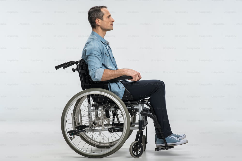 Sin límites.  Hombre discapacitado agradable confiado, foto de perfil de hombre en silla de ruedas