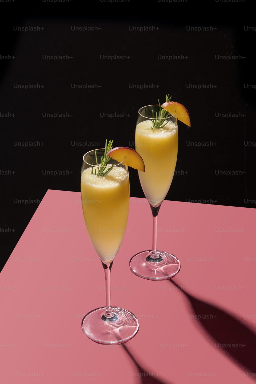 Bellini, um coquetel com Prosecco ou pêssegos brancos champanhe e xarope de açúcar, em estilo pop contemporâneo