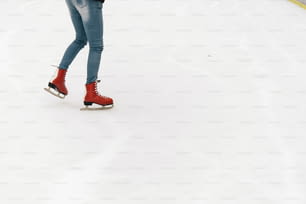 patineur heureux élégant sur une patinoire blanche dans un centre-ville, activité de santé et concept de vacances de célébration