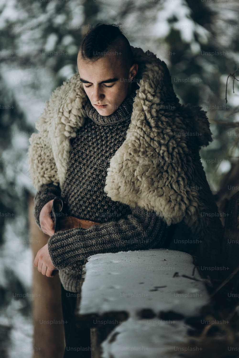guerreiro viking com machado de aço posando perto de cabana de madeira na floresta de inverno escandinava, cosplay viking thor, traje tradicional da Noruega, homem bonito com penteado moicano em pé ao ar livre