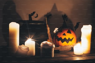 잭 오 랜턴 호박, 양초, 그릇, 마녀 빗자루와 박쥐, 어두운 으스스한 방에서 배경에 유령. 해피 할로윈 개념입니다. 가을 할로윈 이미지