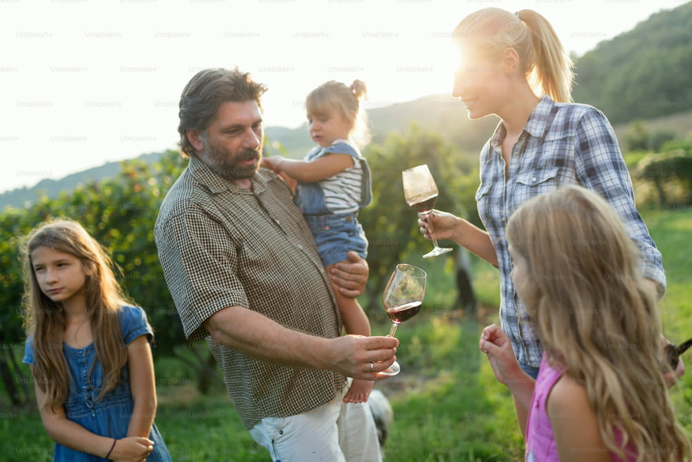 Famille de vignerons heureuse dans les vignes avant les vendanges