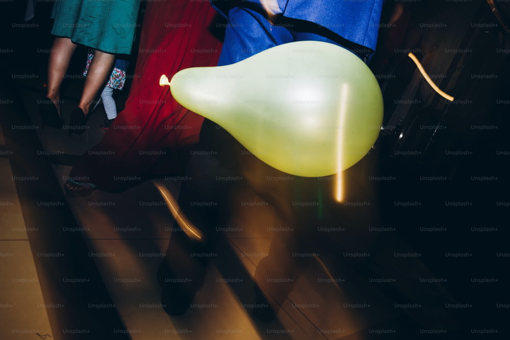 palloncino giallo, ospiti che giocano con i palloncini alla discoteca del partito al ricevimento di cerimonia nuziale