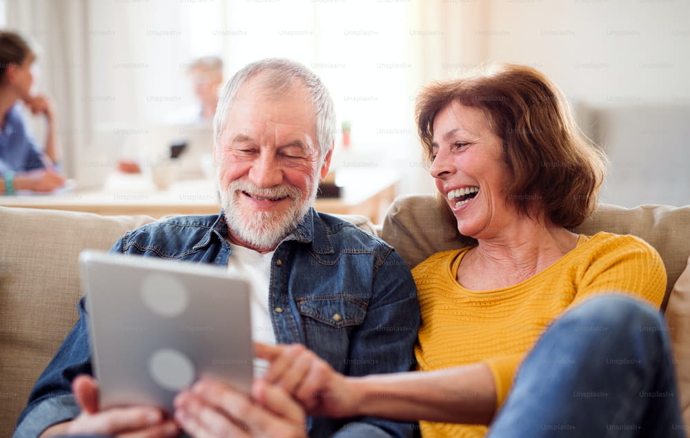 Groupe de personnes âgées utilisant des ordinateurs portables et des tablettes dans le club du centre communautaire, la technologie dans le concept de la vie quotidienne.