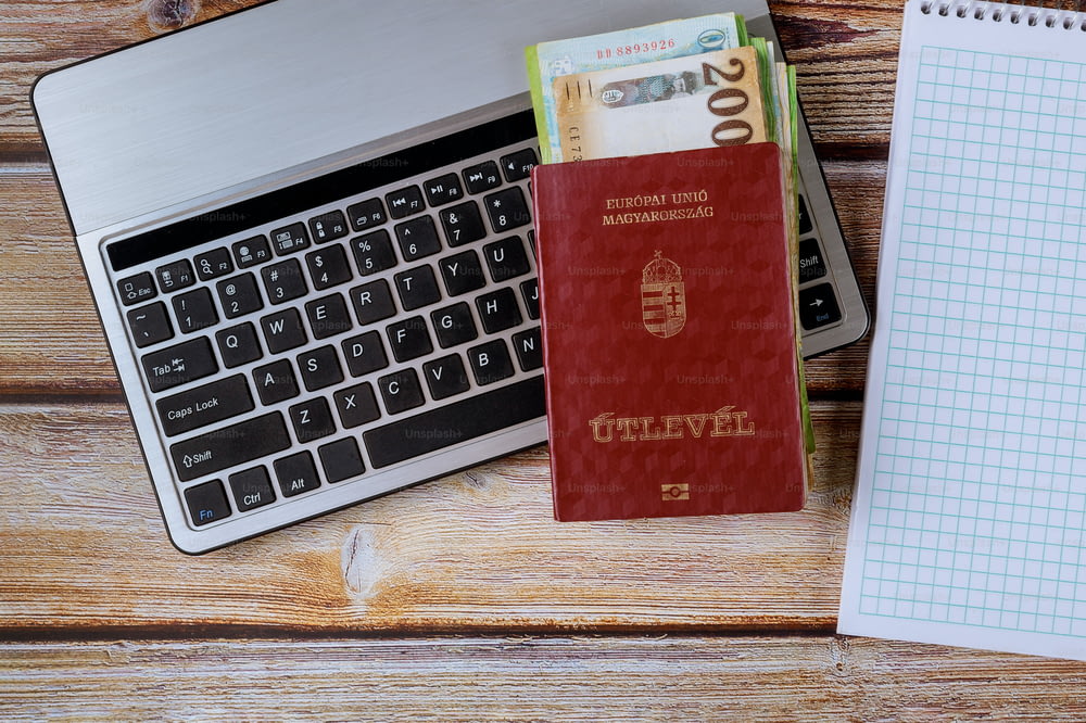 Forint húngaro diferentes notas mistas e passaporte magiar