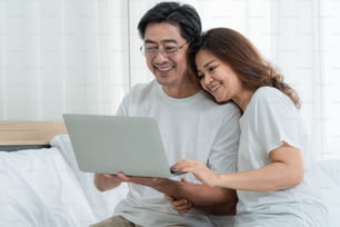 Feliz casal de idosos asiáticos tendo um bom tempo em casa. Idosos aposentados e cidadãos saudáveis conceito de idoso.