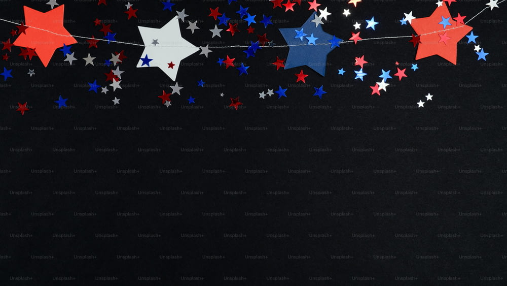 해피 독립 기념일 배너 템플릿, 7월 4일 축하 개념. 파란색 빨간색 흰색 색종이와 검은 배경에 미국 국가 색상의 별.
