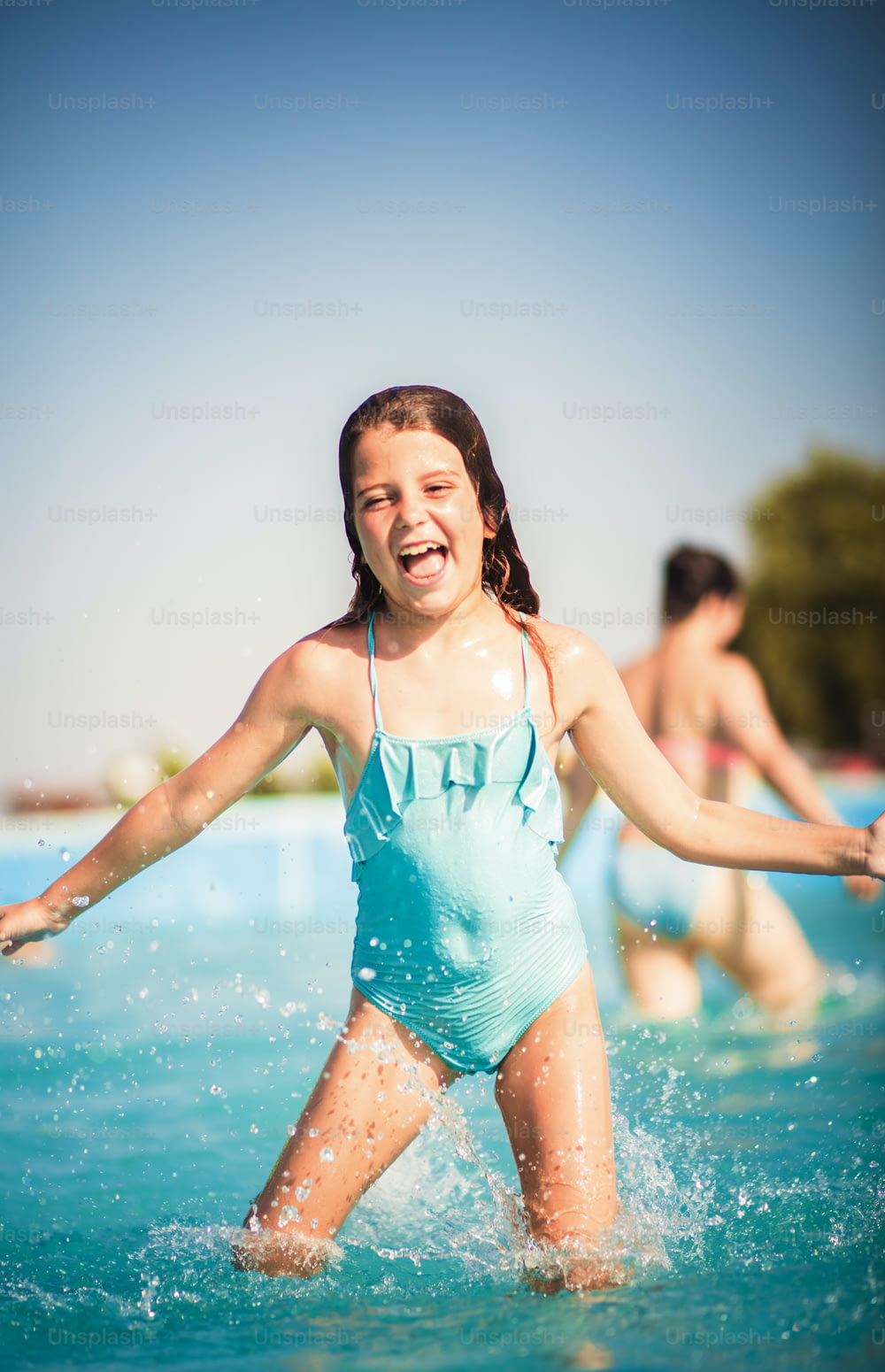 Spüren Sie die Kraft des Sommers. Kind im Pool.