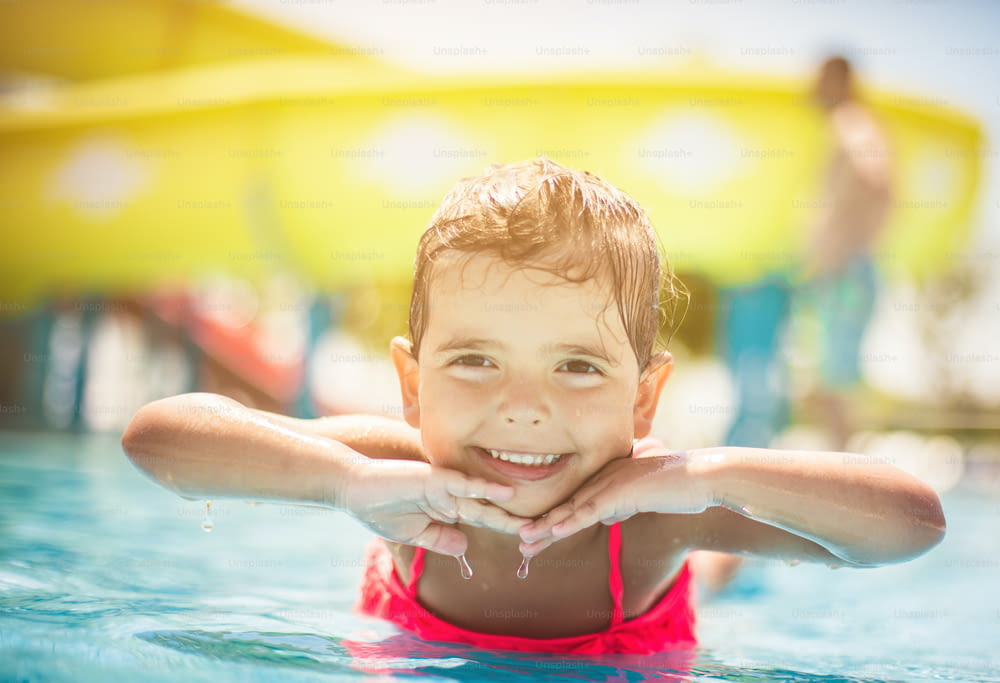 여름을위한 시간. 수영장에서 즐거운 시간을 보내는 아이.