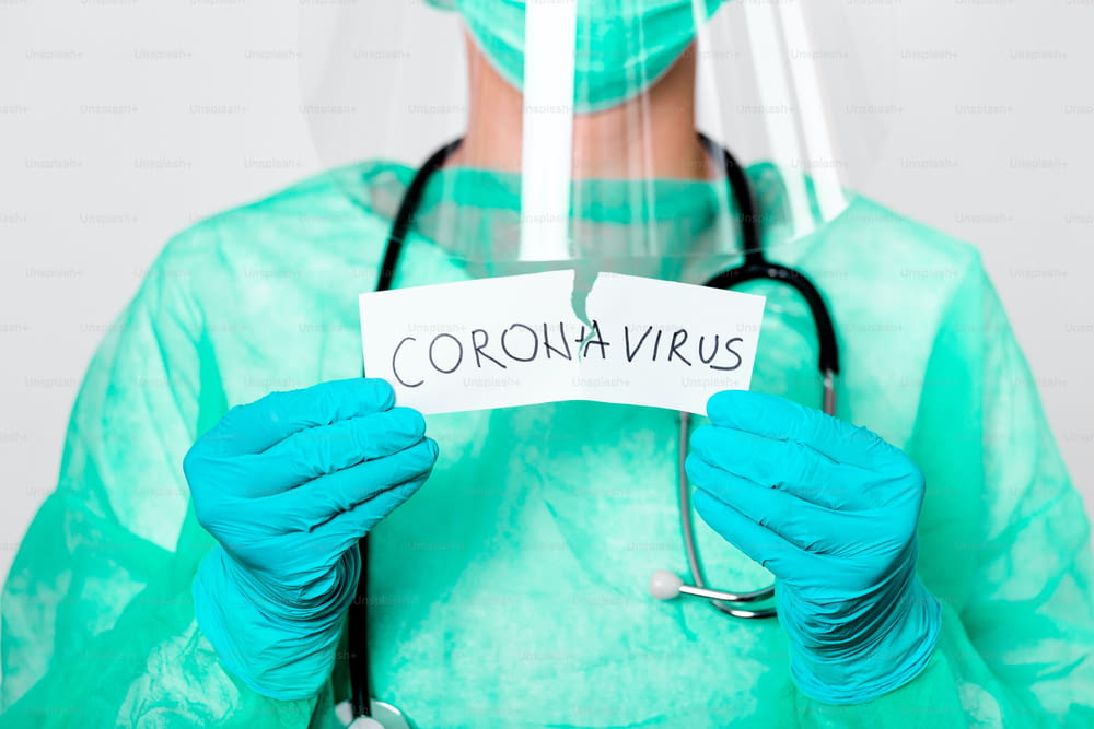 Concept de quarantaine du coronavirus. Covid - 19. Nouveau coronavirus (2019-nCoV). Médecin avec un stéthoscope Déchirez le papier avec le mot coronavirus.