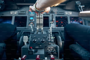 Retrato de primer plano del brazo del piloto está controlando el avión para volar, despegar y aterrizar