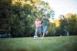 Concours d’amis.  Deux petites filles jouant au football. Gros plan.