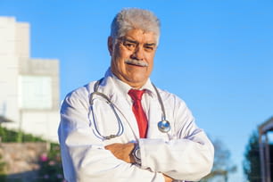 Médico senior latino en un hospital mexicano en la Ciudad de México o América Latina