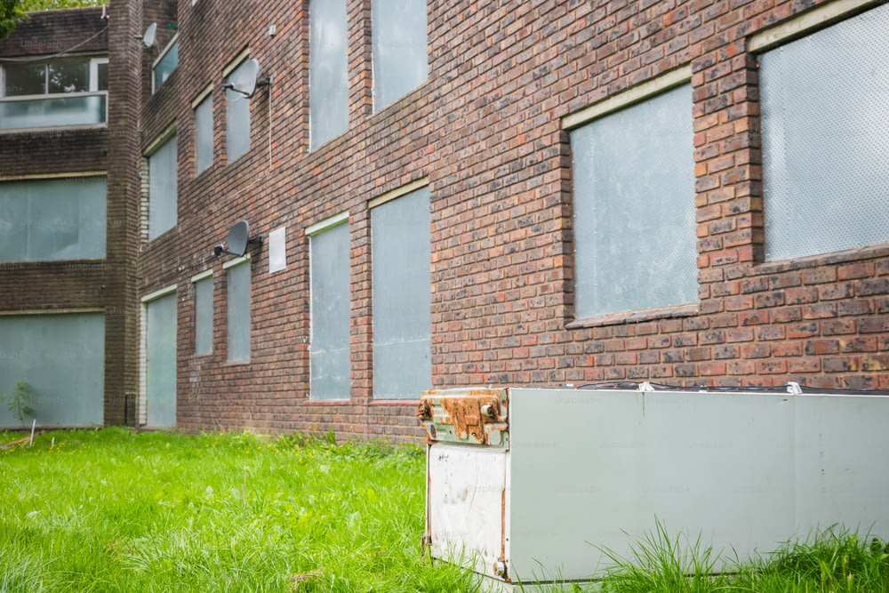 Un réfrigérateur endommagé abandonné dans une partie désaffectée du lotissement de Grahame Park, dans le nord de Londres