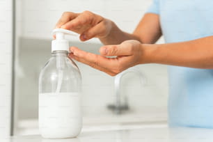 手指消毒剤または手指消毒用の液体石鹸を使用した女性の手の接写。