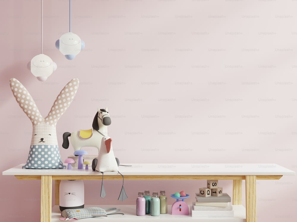 Maqueta de la pared en la habitación de los niños en el fondo de pared de color rosa claro .3d renderizado
