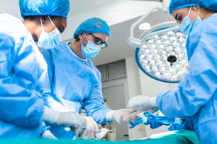 수술실에서 수술을 수행하는 외과의. 수술실에서 유방 확대 수술 외과 도구 임플란트. 의료 개념입니다.