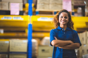 Um retrato de perto de mulheres que trabalham no armazém do wearhouse, empoderar as mulheres, capataz, funcionário, conceito de trabalho, americano afro marrom cacheado hair.smiling ypung menina adulta em uniforme.
