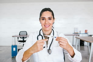 Retrato De Doctora Latina Con Bata Blanca Con Estetoscopio En La Oficina Del Hospital En La Ciudad De México