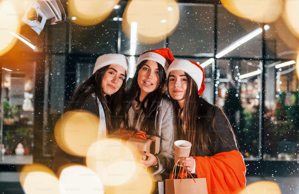 Tres alegres mujeres pasan juntas las fiestas navideñas al aire libre. Concepción del año nuevo.