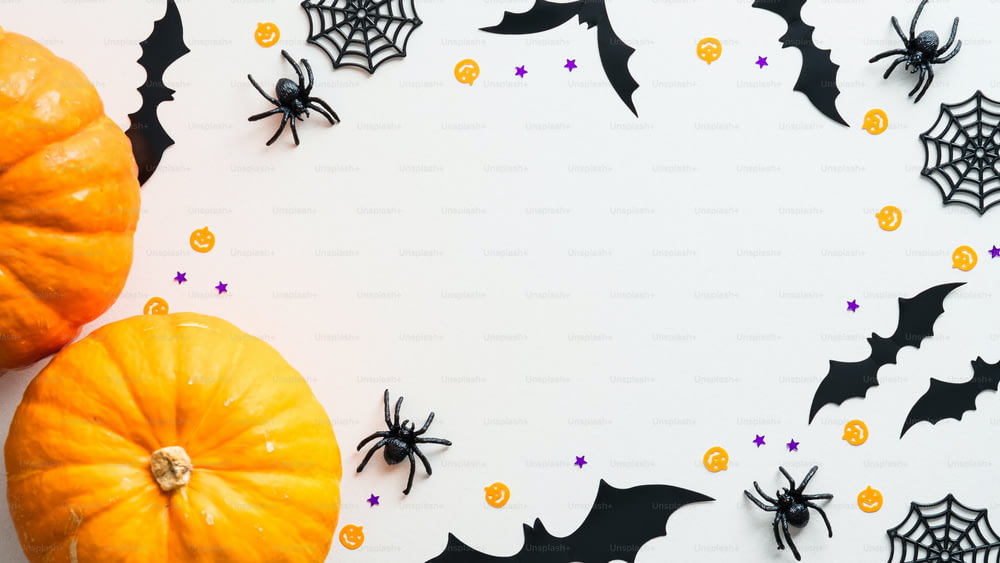 Sfondo di buon Halloween con zucche, ragni, pipistrelli su bianco. Mockup di banner di Halloween, modello di biglietto d'auguri.