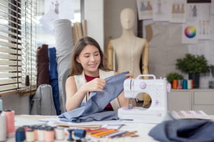 Un mannequin est utilisé par un créateur de mode pour essayer de nouveaux vêtements de créateurs. Au travail, une entrepreneuse dans son entreprise de tissus conçoit de nouveaux vêtements pour un créateur de mode.