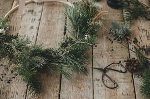 素朴な木にトウヒの枝、ハーブ、はさみ、松ぼっくりをあしらったモダンなクリスマスリース。メリークリスマス！スタイリッシュで自由奔放に生きるクリスマスリースのディテール。不機嫌なイメージ、冬休みの準備