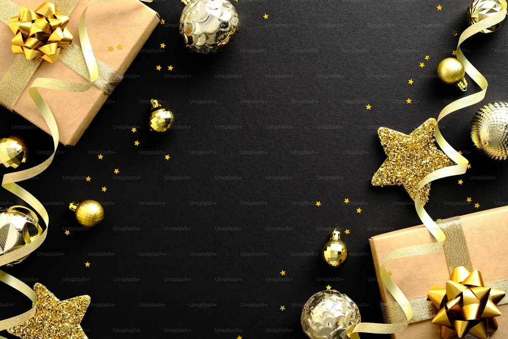 Elegante Natal Flat lay composição. Decorações douradas, bolas, estrelas, presentes, confetes sobre fundo preto. Moldura de Natal, design do banner, maquete do cartão de felicitações do Natal