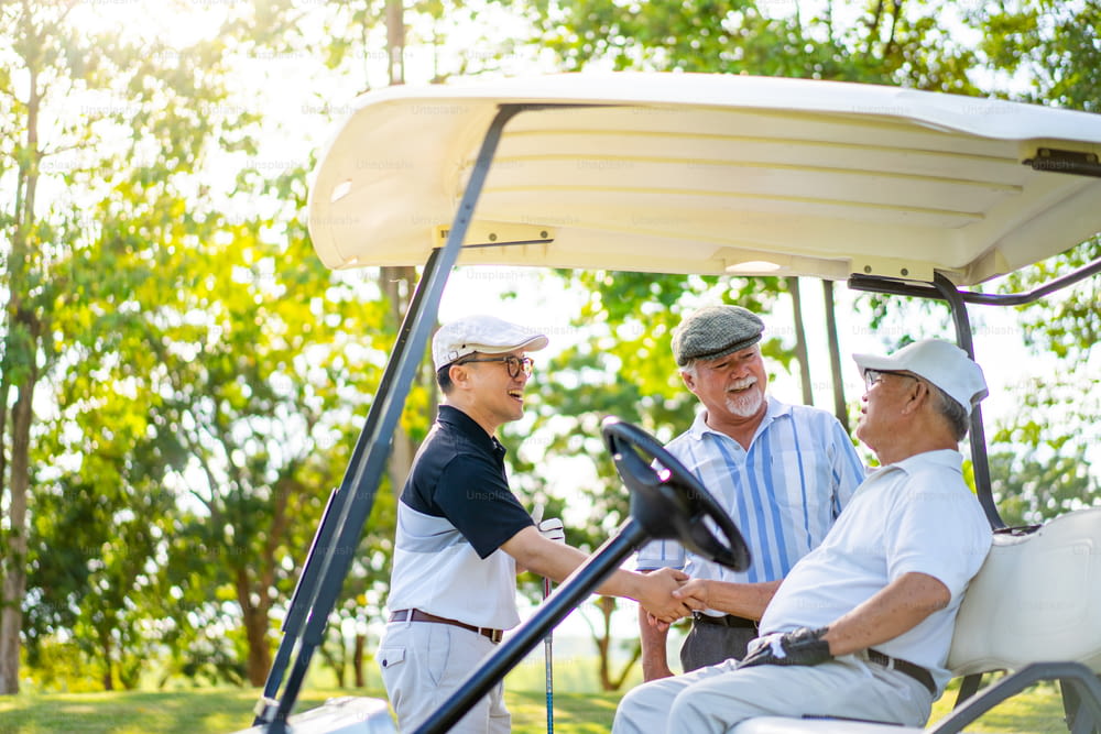 아시아 사업가와 고위 CEO의 그룹은 여름 방학에 컨트리 클럽에서 함께 야외 활동 라이프 스타일 스포츠를 즐깁니다. 건강 한 남성 골퍼 앉아 골프 카트 함께 이야기