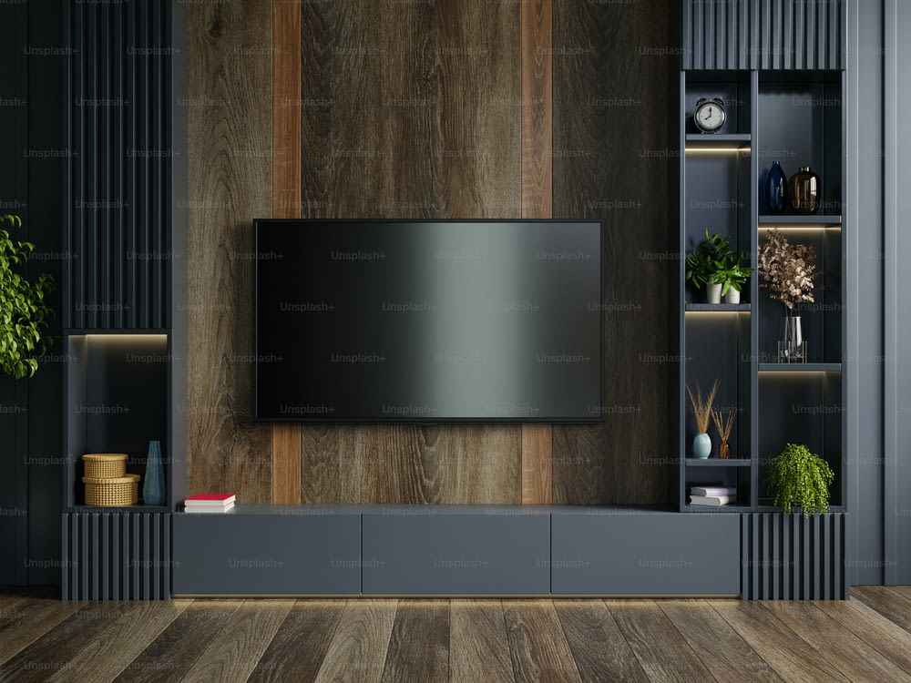 暗い壁の背景に装飾が施されたモダンなリビングルームの木製壁掛けテレビ.3Dレンダリング