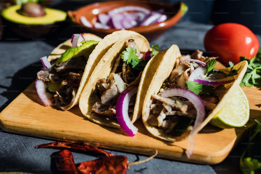 Tacos mexicains al pastor à la sauce rouge à Mexico en Amérique latine