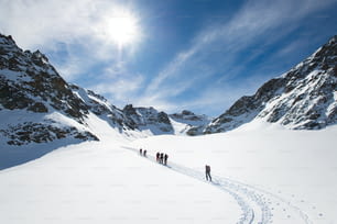 冬に山頂にロープを張った登山者のグ�ループ