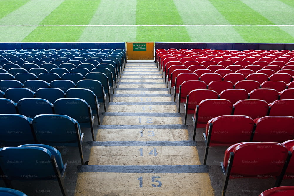 Uno stadio pieno di sedie rosse e blu
