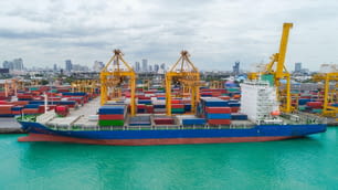Navio porta-contêineres do porto marítimo para importação de exportação ou fundo de conceito de transporte.